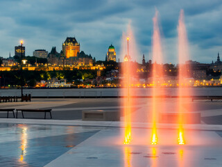Vu du centre de la ville de Québec illuminée de l'autre côté du Saint-Laurent la nuit l'été...