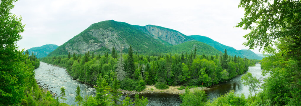 Panorama d'une rivi&egrave;re pendant la randonn&eacute;e du Sentier du Riverain au Qu&eacute;bec