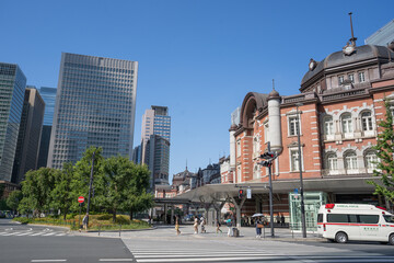 伝統建築の東京駅と迫るビル群