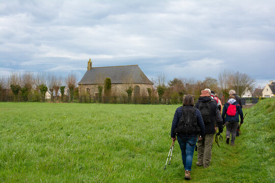 Groupe de randonneurs seniors dans la campagne bretonne - France