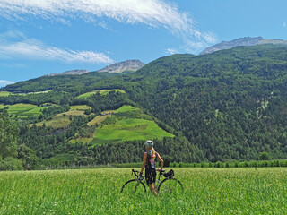 Vinschgau - Rennradfahrerin genie&szlig;t den Blick
