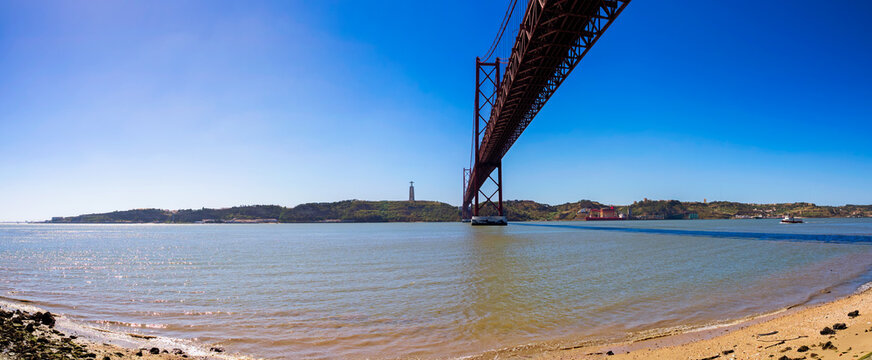 Panorama sous le pont du 25 avril au bord du fleuve Tage à Lisbonne au Portugal