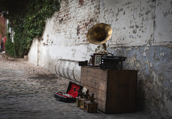 Dans un coin de la brocante à Verviers en Belgique - vieux tourne disque, machine à écrire et...