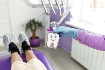 girls give a tooth in the form of a gingerbread after examination