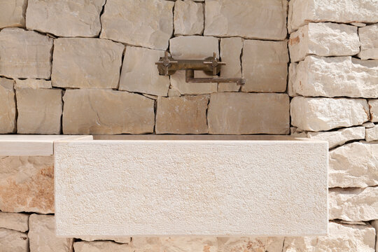 Lavabo in pietra con rubinetto