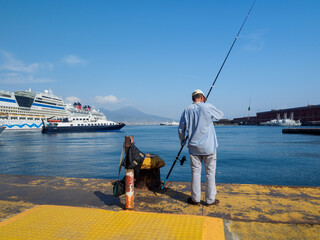 Pêcheur à la ligne dans le port de Naples