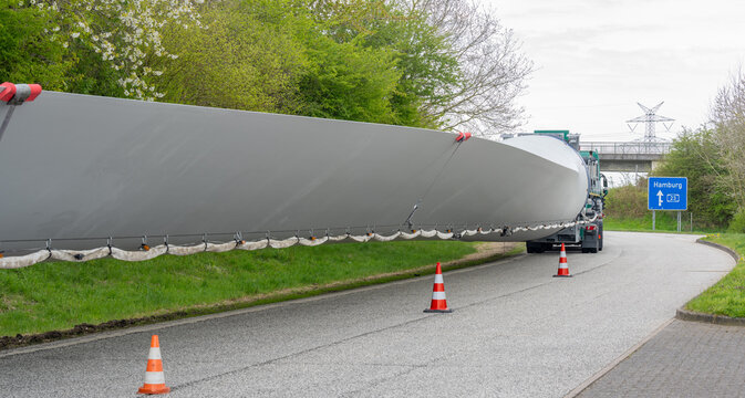 Schwertransport von Rotorfl&uuml;geln einer Windkraftanlage, Pausenzeit auf einer Rastst&auml;tte bei Hamburg