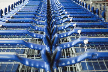 Einkaufswagen aufgereiht - Concept - Background - Supermarkt - Leer - Shopping - Metal - Close Up -...