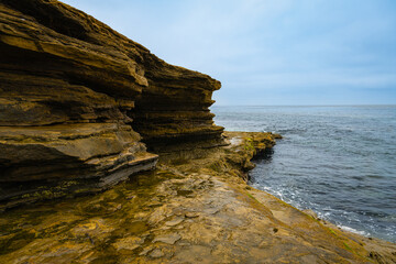 2023-12-31 A ROCKY OUTCROPPPING ALONG THE SHORELINE OF LA JOLLA CALIFORNIA WITH NICE TEXTURE THE PACIFIC OCEAN AND A NICE SKY