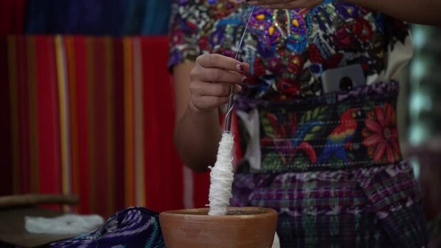 Indigena preparando el hilo para tejer la ropa tipica de Guatemala