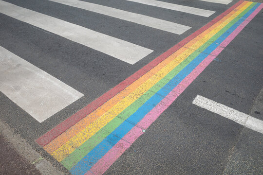 Paso de peatones con la bandera LGTBIQ+ en un lado.