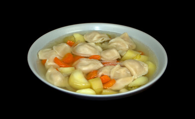Suppe mit Pelmeni, Kartoffeln, Zwiebeln und Karotten