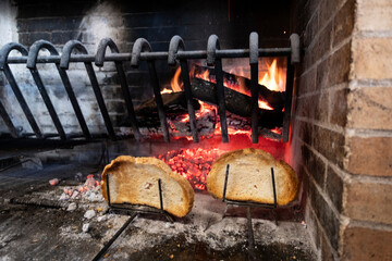 Pan tostado en brasas. Comida y alimento sencillo y bueno