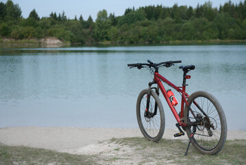 Obraz premium panoramic view of lake, bicycle in foreground