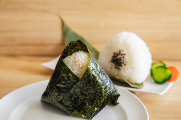 海苔を巻いた明太おにぎり