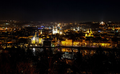 Fototapeta na wymiar die Altstadt von Prag vom Petrin Hügel aus bei Nacht
