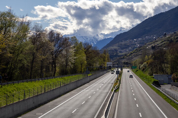 Autoroute en Valais dans les Alpes suisses - 773347034