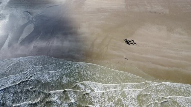 Balade &agrave; cheval &agrave; Ouistreham vue en drone 