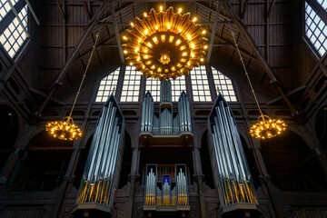 Orgue majestueux et chandeliers géants suspendus vus d'en bas dans l'église de Kiruna en Laponie...