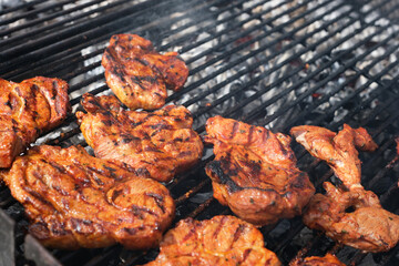 Steaks auf einem Holzkohlegrill
