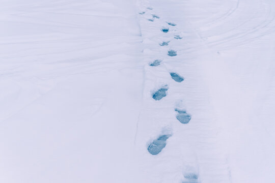 Traces de pas glac&eacute;es dans la neige fra&icirc;che