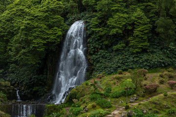 Obraz premium Veu da Noiva (Brides Veil) Waterfall in Ribeira dos Caldeiroes, Nordeste, Sao Miguel island, Azores, Portugal