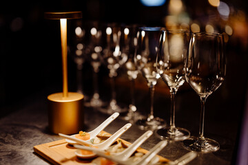 Cuillères apéritives au saumon accompagnées de vin et de champagne