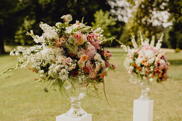 Bouquets de fleurs colorés sur des colonnes pour décorer la cérémonie - 773381892