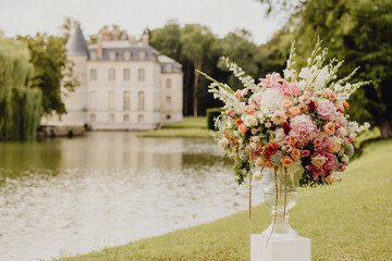 Composition florale pour la c&eacute;r&eacute;monie de mariage avec vue sur le ch&acirc;teau