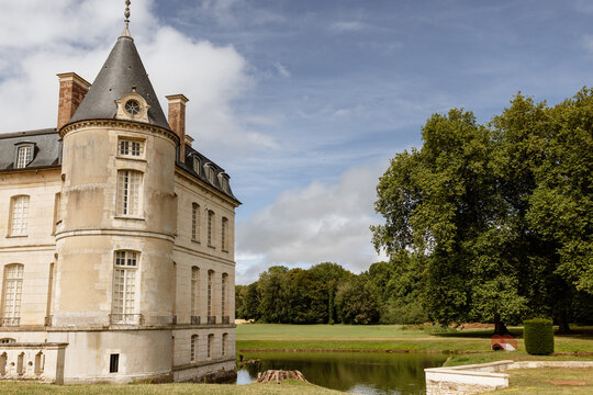 Vue sur le ch&acirc;teau et son parc arbor&eacute;