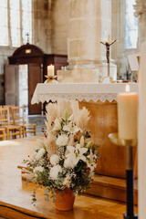 L'autel de l'église décoré de fleurs pour le mariage - 773383035