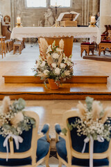 L'autel de l'église décoré pour la célébration du mariage - 773383065