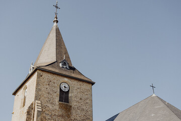 Le clocher de l'église dans le ciel bleu
