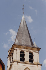 La tour de l'église dans le ciel bleu