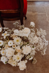 Décoration de fleurs blanches au pieds du fauteuil de l'église 