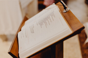Les lectures de la Bible lors de la célébration de la messe