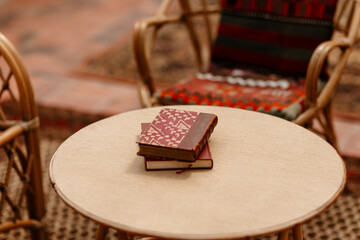 Livres anciens posés sur la table en bois prêts pour la lecture - 773385686