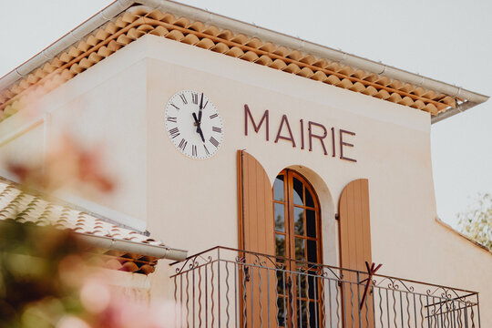 L'heure sur la fa&ccedil;ade ext&eacute;rieure de la Mairie