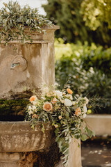 Décoration florale sur la fontaine en pierre