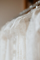 Présentation des robes de mariée pour essayage - 773387244
