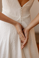 Les mains de la mariée dans son dos