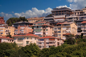 Obraz premium Beautiful houses and city streets of the southern city with green plants, public place in Turkey, on a summer sunny day