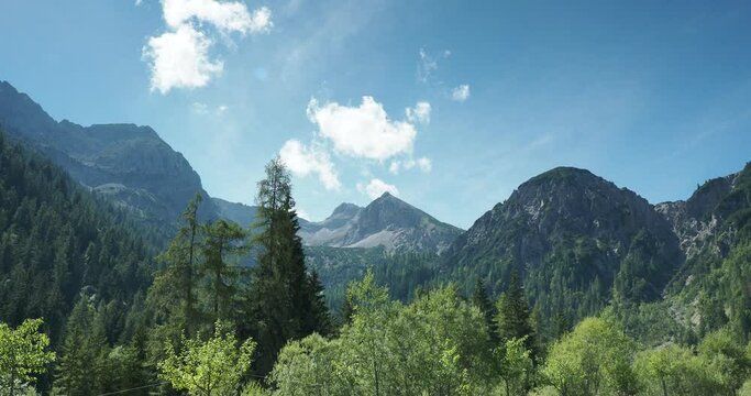 Karwendelgebirge in &Ouml;sterreich. Am Ende des Gerntal, gegen&uuml;ber der Gernalm, von rechts nach links die Gipfel Schlachtssattel, Mondscheinspitze, Satteljoch, Plumsattel und Plumsjochh&uuml;tte