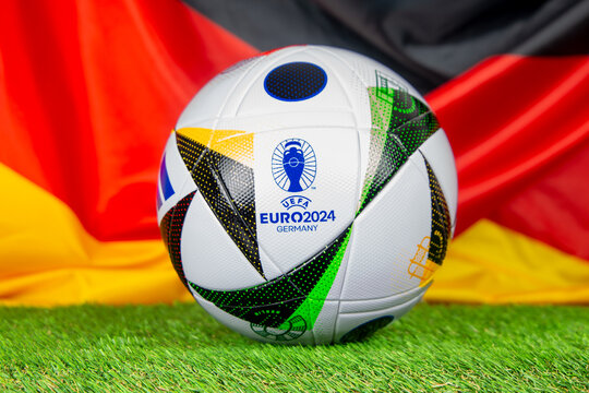 Nahaufnahme vom offiziellen Spielball der UEFA-EURO 2024: Die Fußball-Europameisterschaft 2024 findet vom 14. Juni 2024 bis 14. Juli 2024 in Deutschland statt