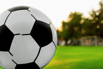 Imagen horizontal de un balón de futbol Soccer en el fondo una portería 