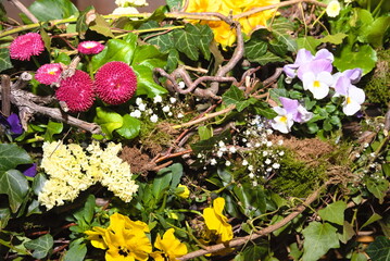 Frühlingsgesteck mit Weide, Moos und  Blumen