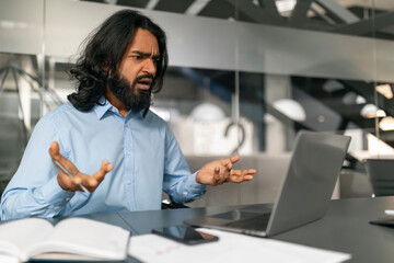 Frustrated man with laptop - obrazy, fototapety, plakaty