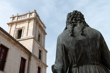 Vista de la escultura de Juan de Goyeneche y su palacio en Nuevo Baztán, Comunidad de Madrid,...