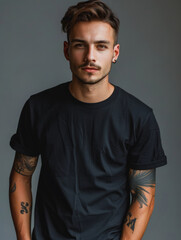 Obraz premium A man with tattoos on his arm wearing a black shirt