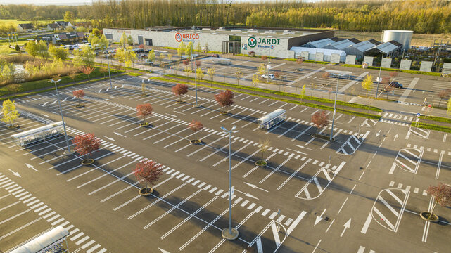 Brico Leclerc, parking vide en fin de semaine